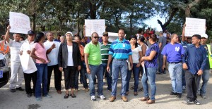 Moradores de la Herradura Abajo Corredores Guayacanal protestan en demanda del arreglo de sus calles.