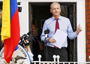El fundador de WikiLeaks, el australiano Julian Assange, desde un balcón de la embajada de Ecuador en Londres, Reino Unido, donde se encuentra asilado. EFE/Archivo