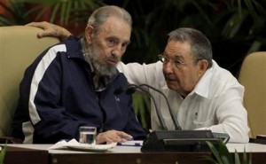 ARCHIVO - En esta imagen de archivo del 19 de abril de 2011, Fidel Castro, a la izquierda y el presidente Cuba, Raúl Castro, hablan durante el 6to Congreso del Partido Comunista en La Habana, Cuba.  (AP Foto/Javier Galeano, Archivo)