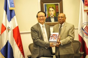 El presidente del Tribunal Constitucional (TC), magistrado Milton Ray Guevara junto al embajador extraordinario y plenipotenciario  de la República de China –Taiwán