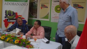 El director del INDRHI, Olgo Fernández, en un encuentro con productores de banano y arroz de la Línea Noroeste