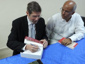 Fabio Guzmán Ariza dedica ejemplar al Lic. Carlos Balbuena