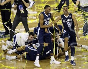 Los jugadores de Villanova festejan luego de vencer a North Carolina en la final del basquetbol universitario, el lunes 4 de abril de 2016, en Houston (AP Foto/Charlie Neibergall)