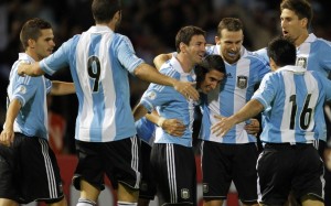 Argentina's players celebrate after scoring against Paraguay during their 2014 World Cup qualifying soccer match in Cordoba September 7, 2012.    REUTERS/Enrique Marcarian (ARGENTINA - Tags: SPORT SOCCER)