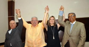 Víctor Méndez, José Enrique Sued, Iris Méndez y Héctor Grullón Moronta levanta las manos en señal de triunfo