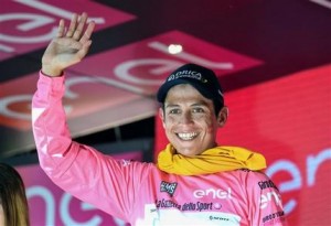 El colombiano Esteban Chaves celebra desde el podio con el jersey rosado luego de apoderarse del liderato general en la 19na etapa del Giro de italia, de Pinerolo a Risoul, Francia, el viernes 27 de mayo de 2016. (Alessandro di Meo/ANSA via AP)