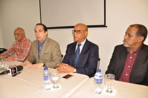 El presidente de la ACIS, Sandy Filpo, junto a José Hernández, Luis Lora y Justo Peña, durante la rueda  de prensa.