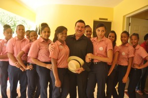 Carlos Fuente junto a estudiantes del centro Cigar Family.
