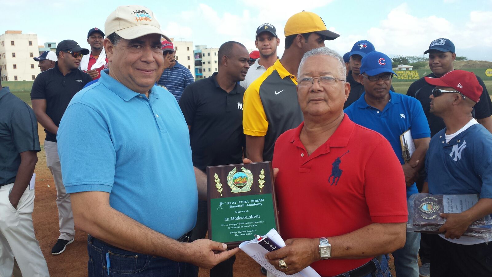 El empresario Julián Santana entrega placa de reconocimiento al señor Modesto Abreu (Piñao)