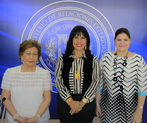 Lorna de Lama, Angelita García de Vargas y María Teresa de Rodríguez
