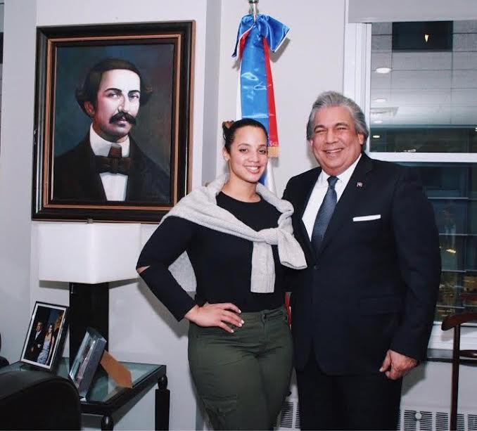 El cónsul general Carlos A. Castillo, en su despacho, junto a la actriz Dascha Polanco.