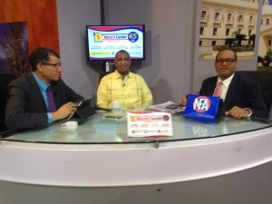 Rafael Narciso Vargas, presidente de la Cooperativa La Altagracia conversa con lo periodistas Nelson Peralta y Alberto José