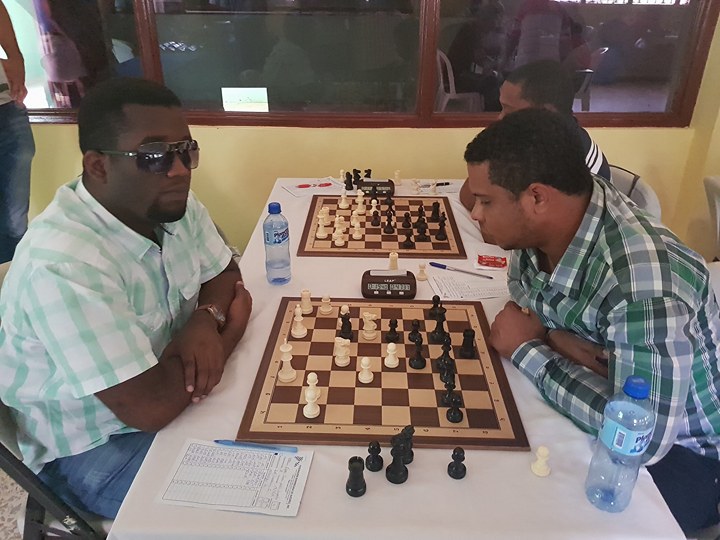 Ruddy Méndez con piezas negras en su partida con Carlos Del Rosario cuarta ronda.