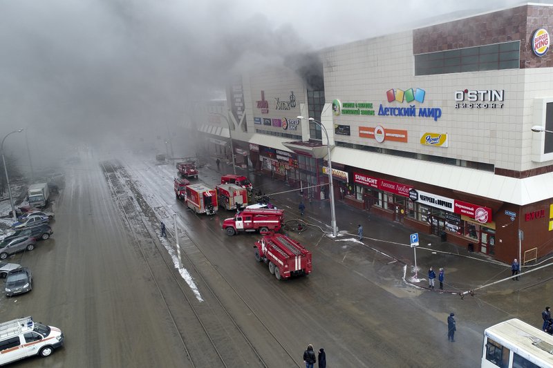 Rusia confirma la muerte de al menos 48 personas en un incendio en un centro comercial en Siberia