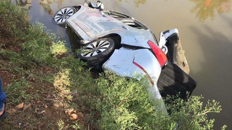 Mueren seis al caer vehículo en canal de riego