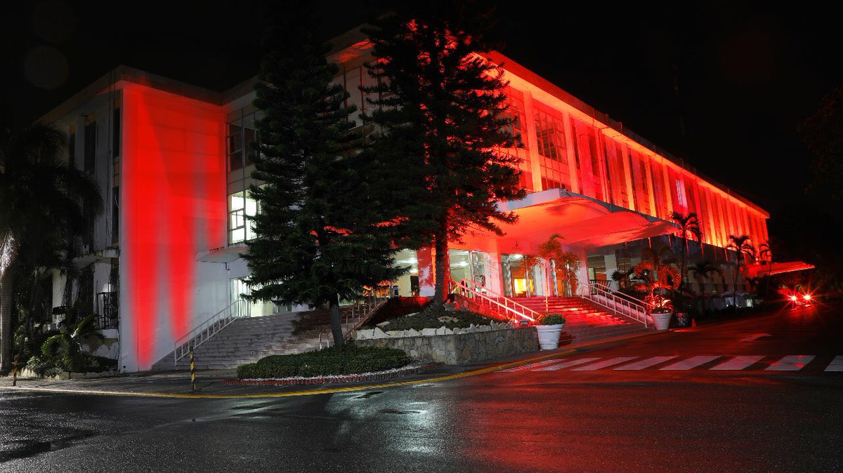 Alcaldía de Santiago se ilumina de naranja por las noches en solidaridad con enfermos Esclerosis Múltiple