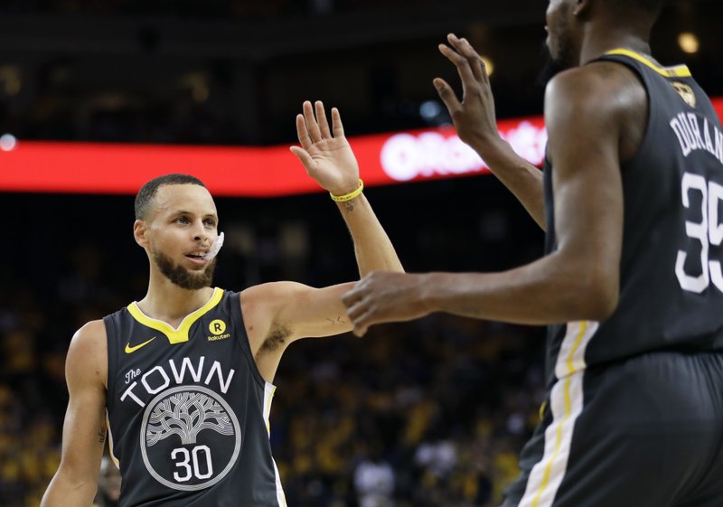 Curry bate record de triples en la final y guía a Warriors a triunfo en 2do juego contra Cavaliers