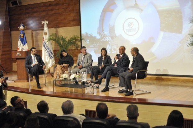 Empresarios plantean retos para ser más competitivos
