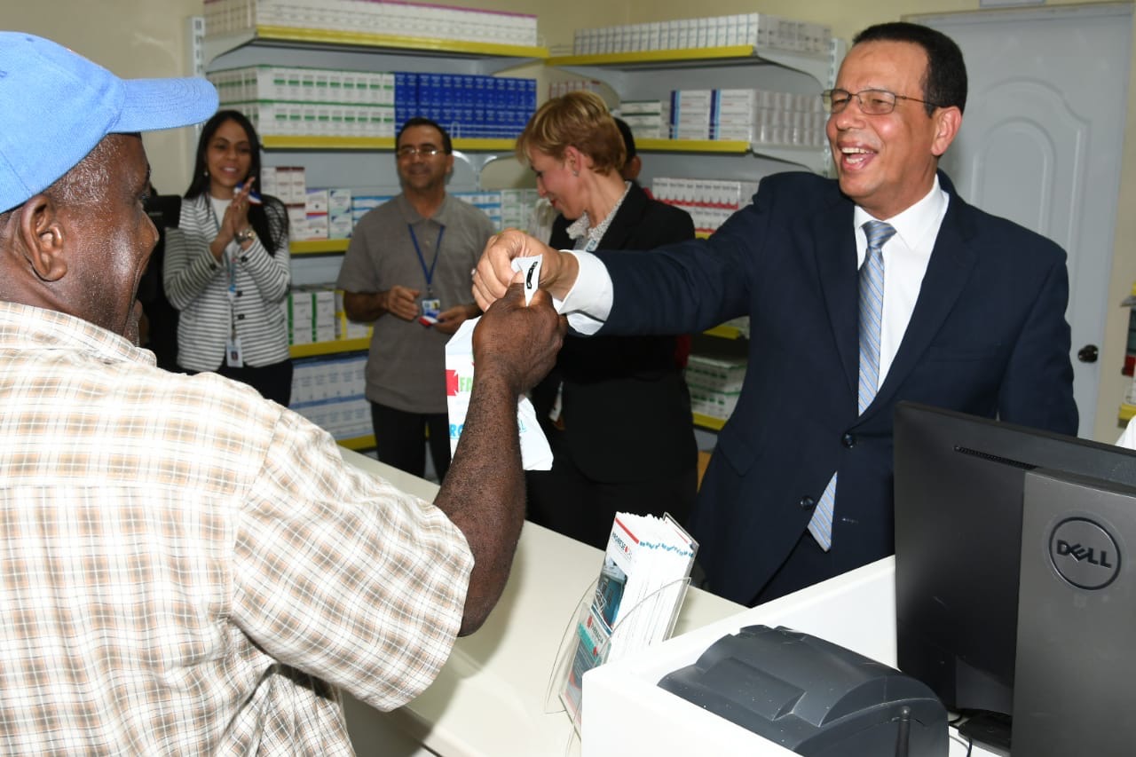 Comunidad de Haras Nacionales recibe con júbilo Farmacia del Pueblo 529