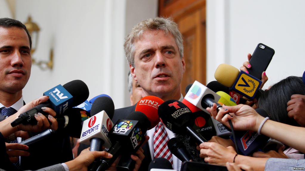 Evalúa de «inaceptable» expulsión de embajador en Venezuela