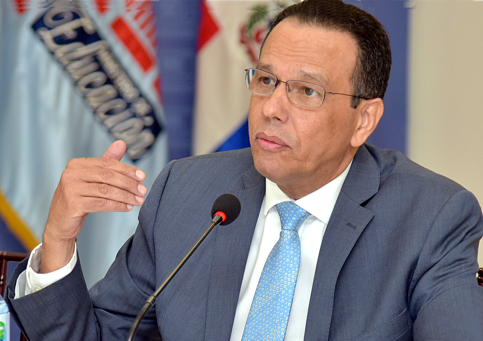 Ministro Peña Mirabal condena desórdenes de estudiantes en Santiago y Santo Domingo.