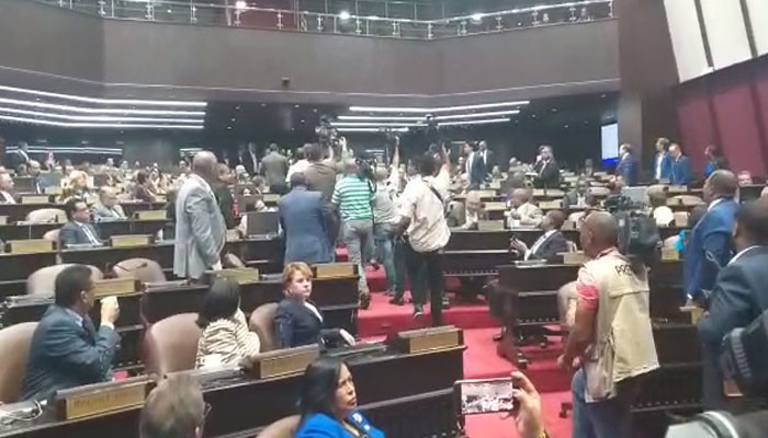 Interrumpe sesión diputados detectar militar J-2 grabando Faride