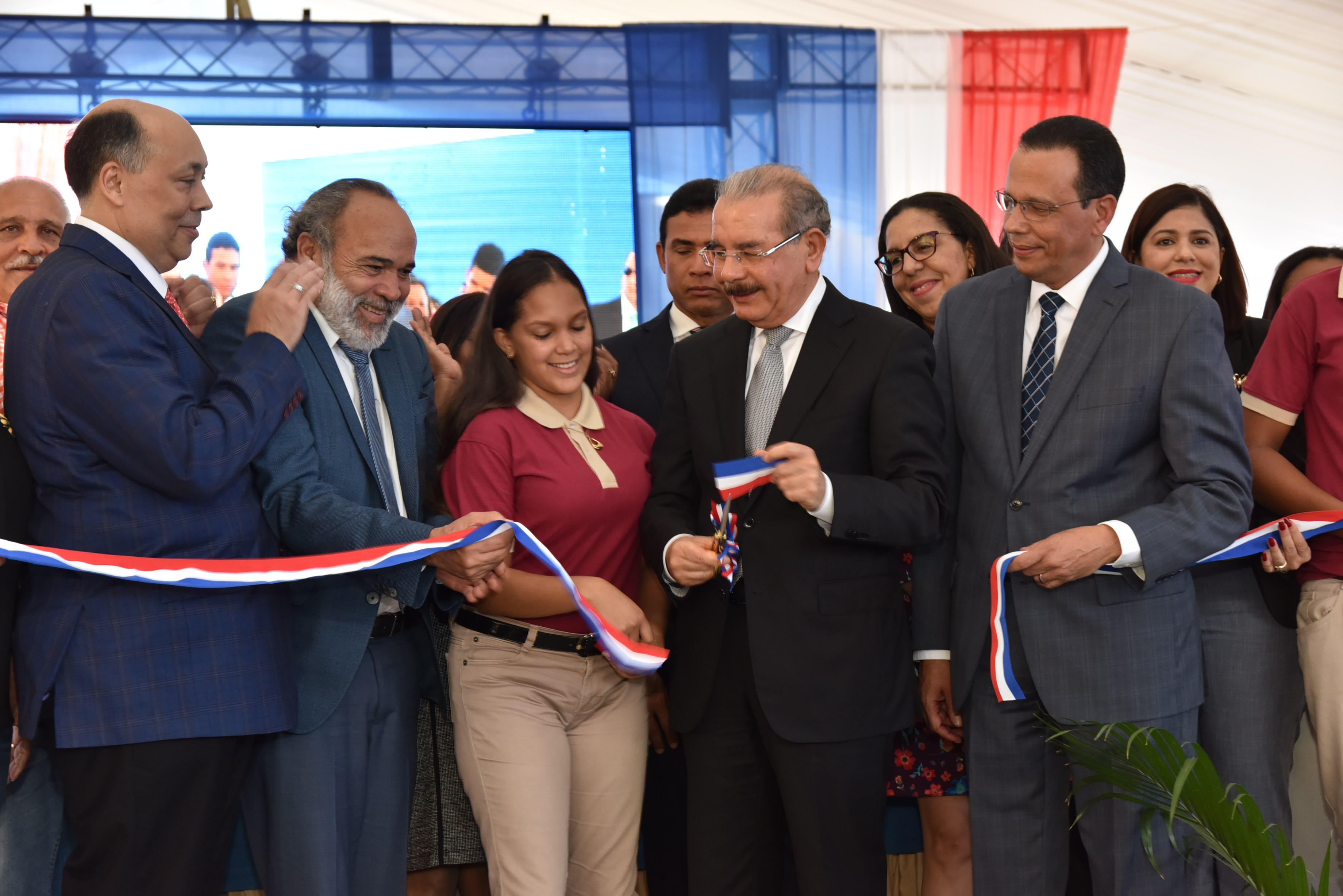 Presidente Danilo Medina entrega un liceo y un centro educativo de Básica en el municipio de Salcedo