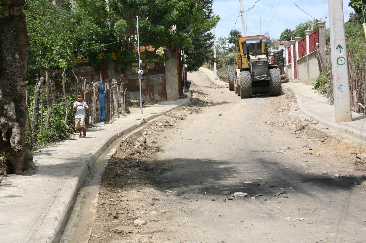 Alcaldía de Santiago inicia asfaltado Callejón de Pepa en La Ceibita