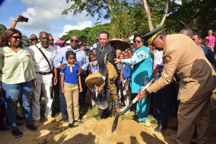 Ministro de Educación y el comandante General del ERD dan primer palazo para la construcción de Ciudad Educativa San Isidro