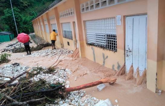Al menos 18 viviendas y 11 locales comerciales sepultados en Barahona por las lluvias