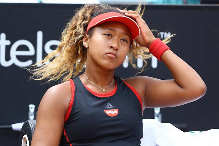 Naomi Osaka sale de la final mundial de tenis por lesión