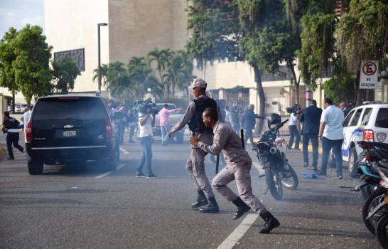 Se registran enfrentamientos entre manifestantes de la UASD y policías frente al Palacio