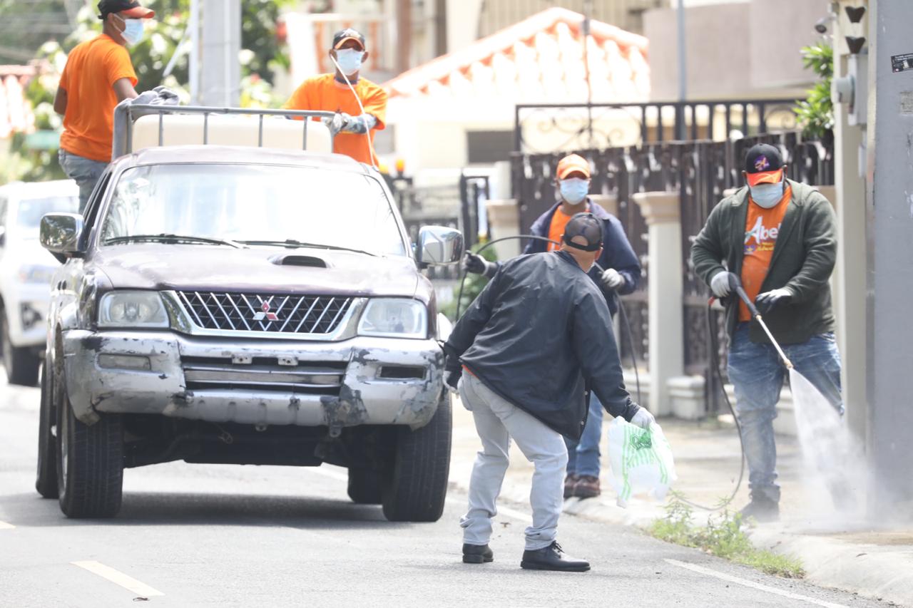 Brigadas municipales de Santiago mantienen jornada desinfección por once días continuos