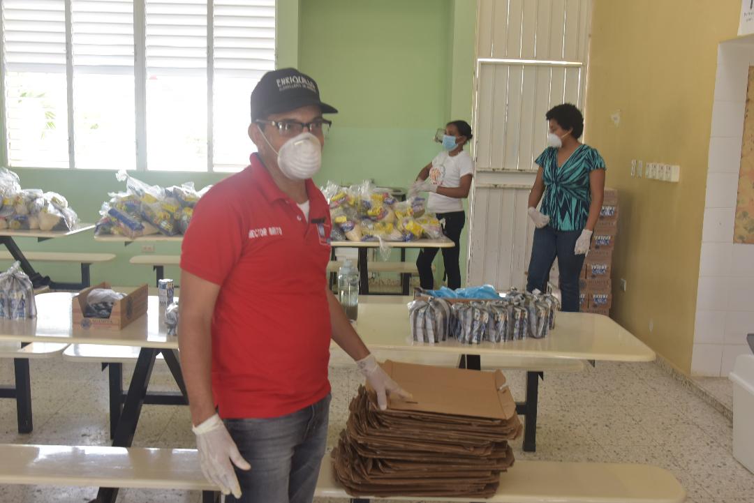 Ministerio de Educación en Monte Plata entrega alimentos con una logística inclusiva enfocada en el reciclaje y la solidaridad