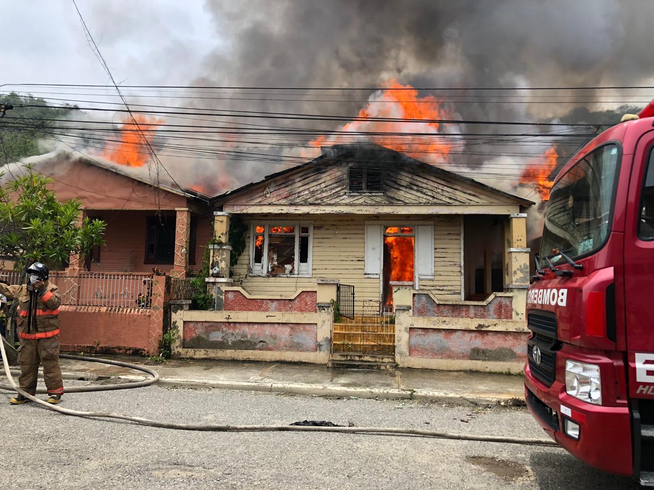 Incendio destruye tres viviendas en Santiago