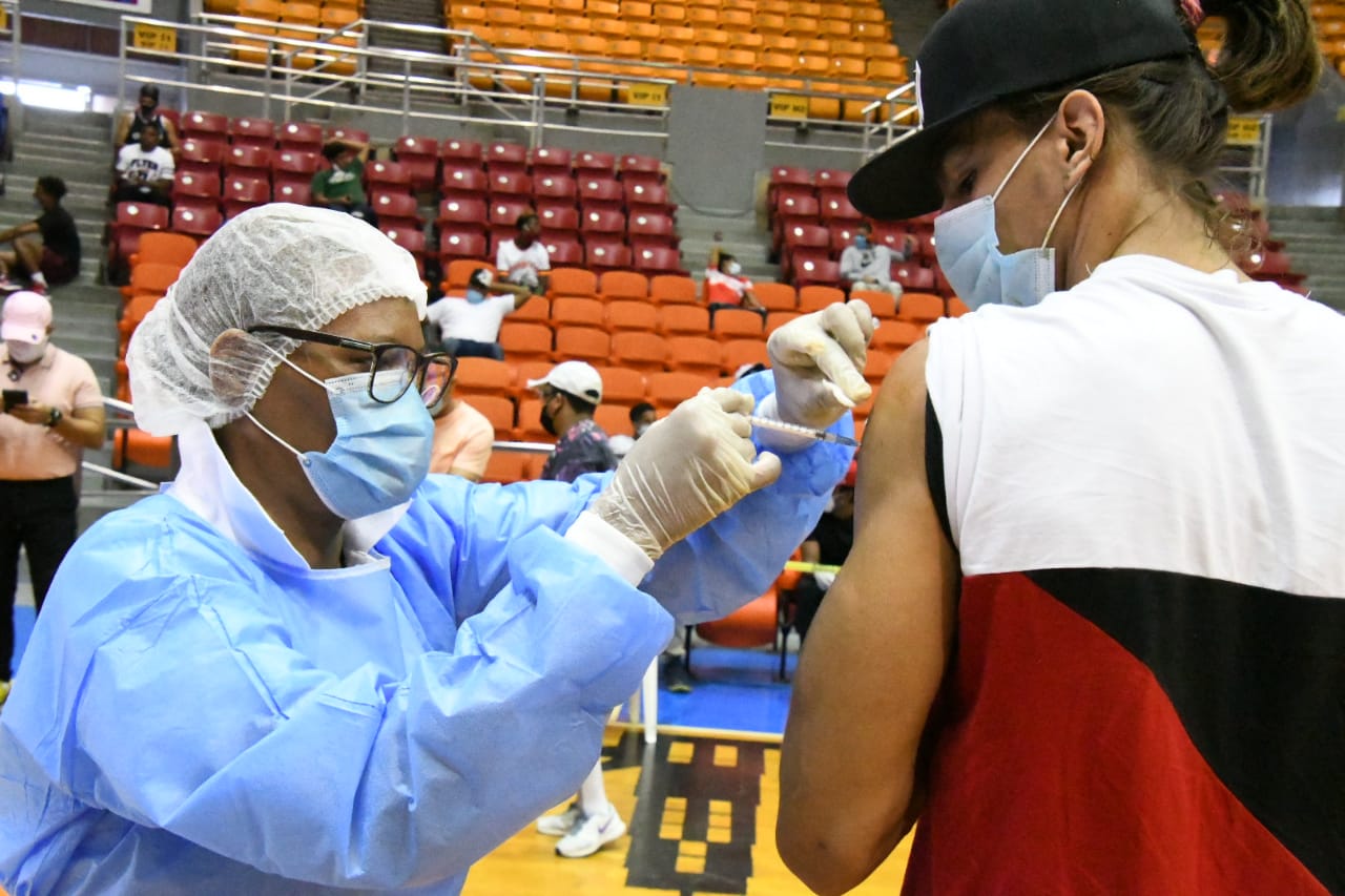 Vacunan contra la influenza a jugadores de baloncesto de Santiago