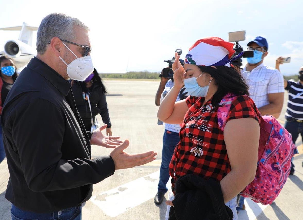 GONZALO CASTILLO CUMPLE DESEO DE REGRESAR A RD DE ISABELA TEJADA ENFERMA DE CÁNCER DE MAMA Y A 8 DOMINICANOS MÁS EN SITUACIÓN VULNERABLE VARADOS EN CHILE
