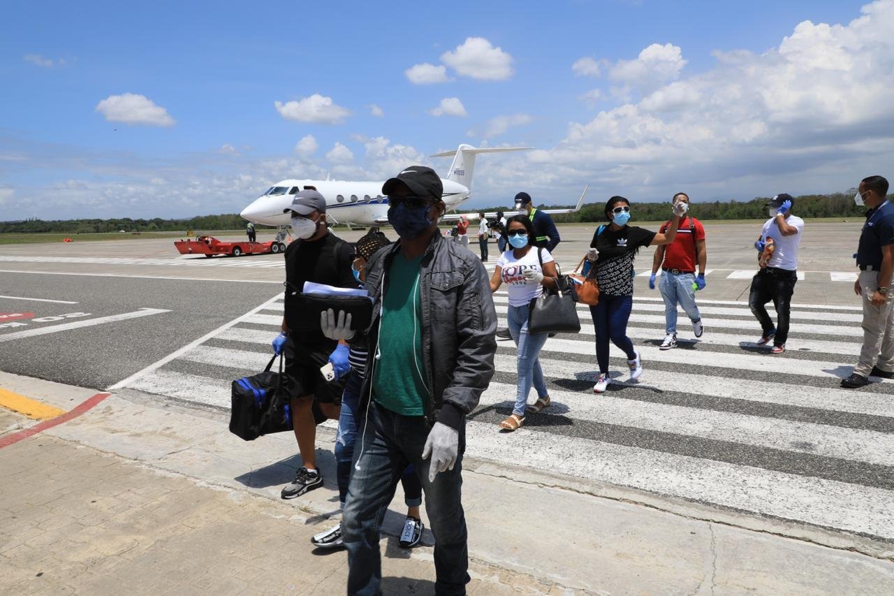 GONZALO DICE NO DETENDRÁN SU SOLIDARIDAD Y RETORNA A 22 DOMINICANOS DESDE ORLANDO