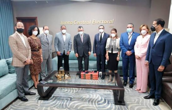 PLD visita a Román Jáquez en la JCE