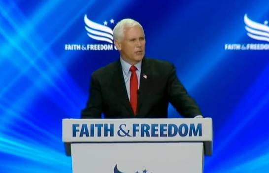 Pence es interrumpido por gritos de “traidor” en un foro conservador