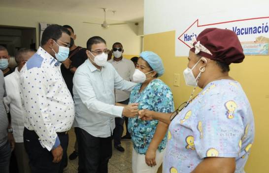 Ministro de Deportes recorre Elías Piña e incentiva campaña de vacunación