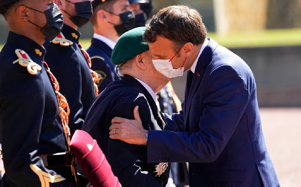 Macron revive la tradición de saludar de beso en la mejilla