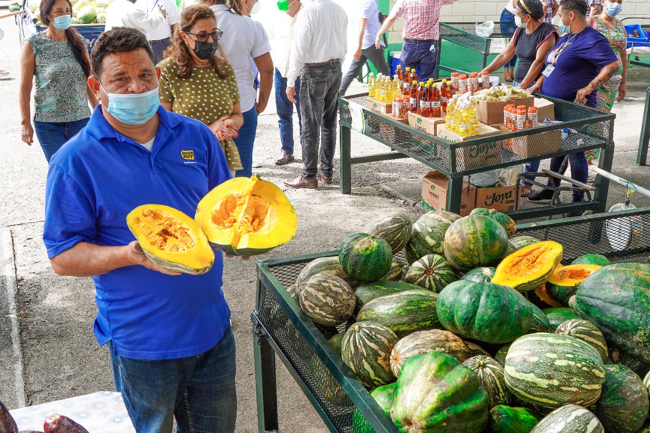Productores se suman a programas del Inespre en Santiago