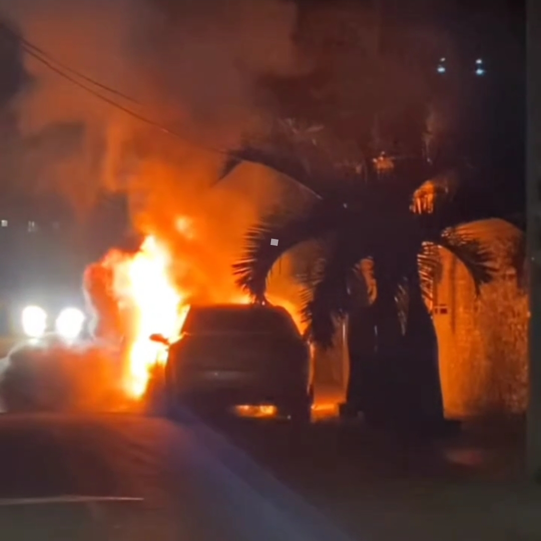 Vehículo se incendia y explota