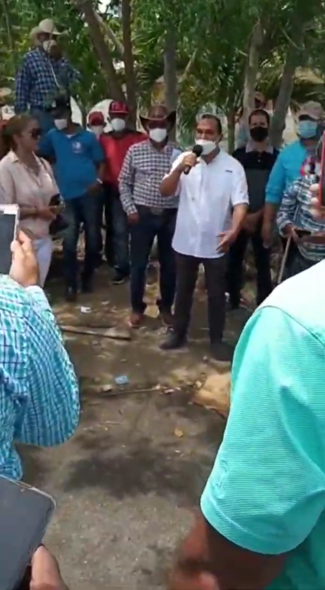 Ganaderos tiran cientos de litros de leche exigiendo aumento en el precio del lácteo en fincas