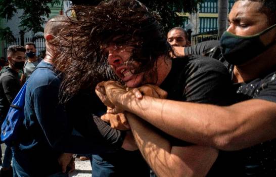 Policías apresan varias personas durante sorpresiva protesta en Cuba