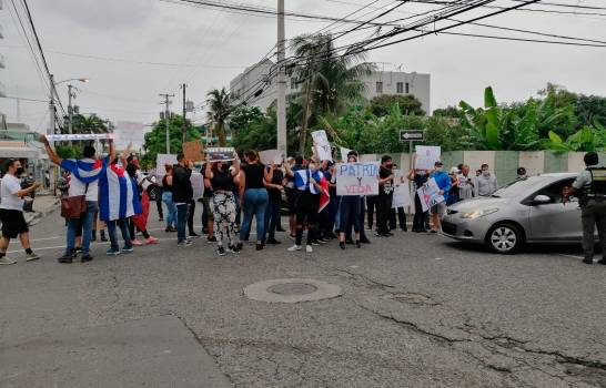 Video | Cubanos en RD salen a las calles en apoyo a las protestas de su país
