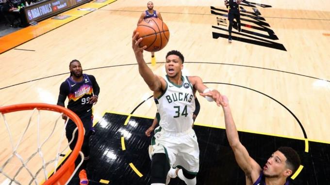 Los Bucks tras revertir en casa desventaja que tienen ante los Suns