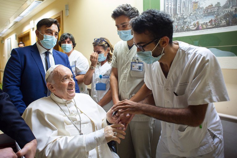 El papa Francisco salió del hospital y continuará su recuperación en el Vaticano tras la cirugía de colon