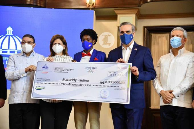 Gobierno entrega dinero a medallistas de Tokio 2020